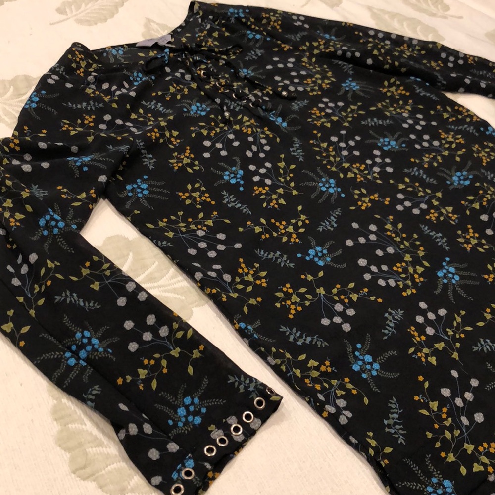 🌻 Ruff hewn "GREY" floral blouse with grommets